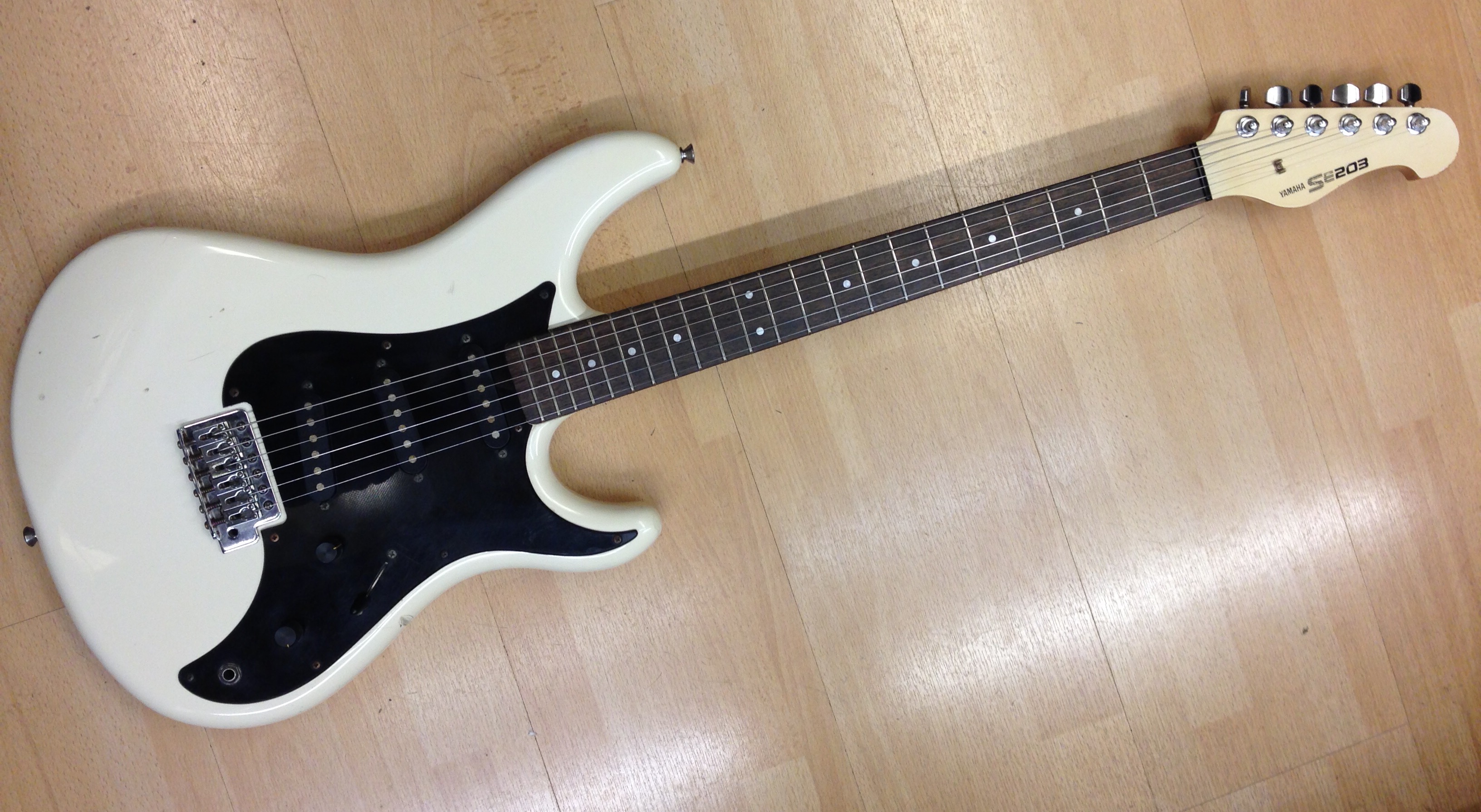 yamaha se203 electric guitar